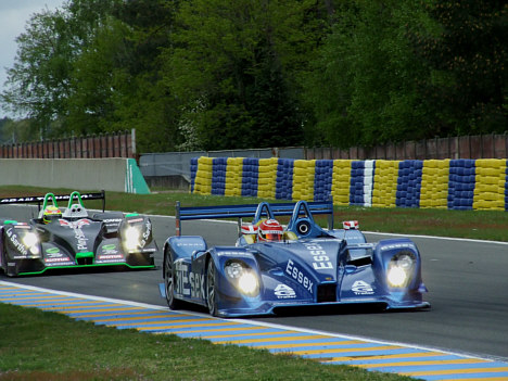 Kristian Poulsen foran en Pescarolo racer.
(Foto: Claude Foubert - Endurance-Info.com)